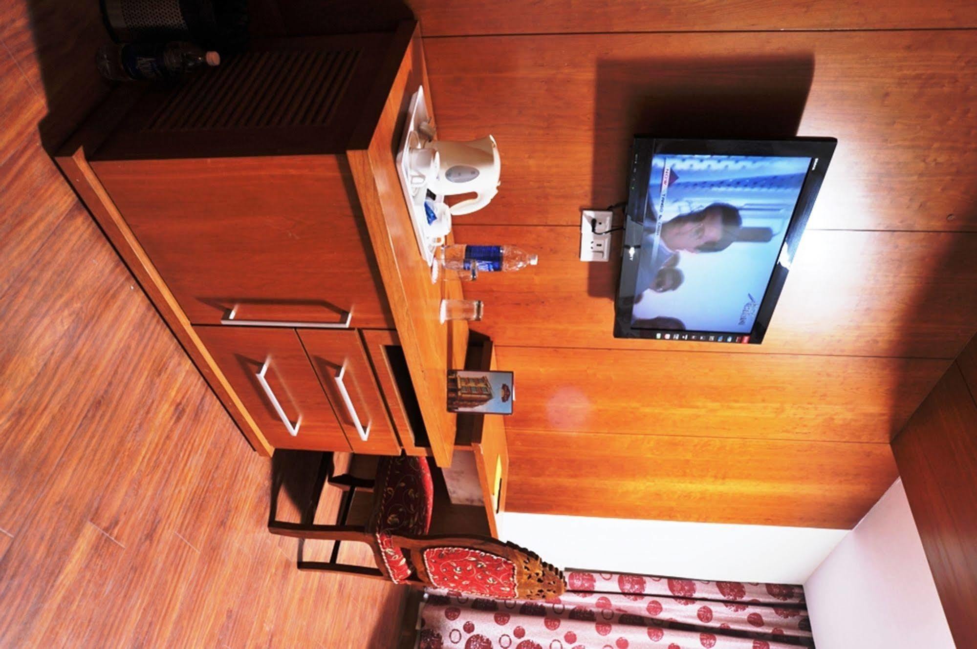 Hotel Emarald, Νέο Δελχί Εξωτερικό φωτογραφία